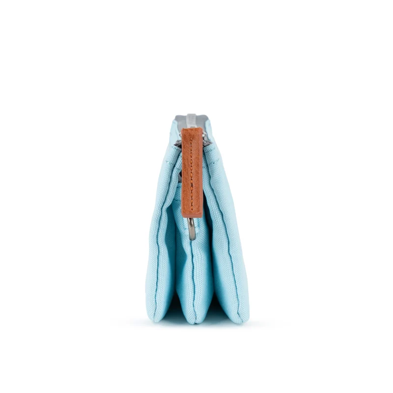 ROKA Carnaby Kleine Geldbörse aus recyceltem Canvas in Eisblau
