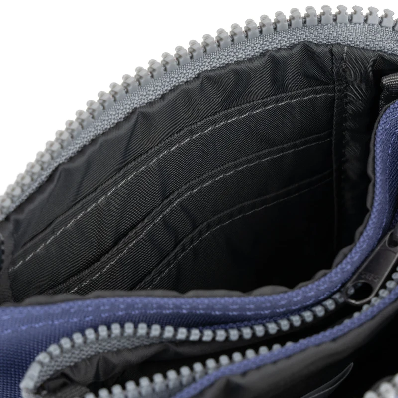 ROKA Carnaby Future Dusk Kleine Handtasche aus recyceltem Canvas