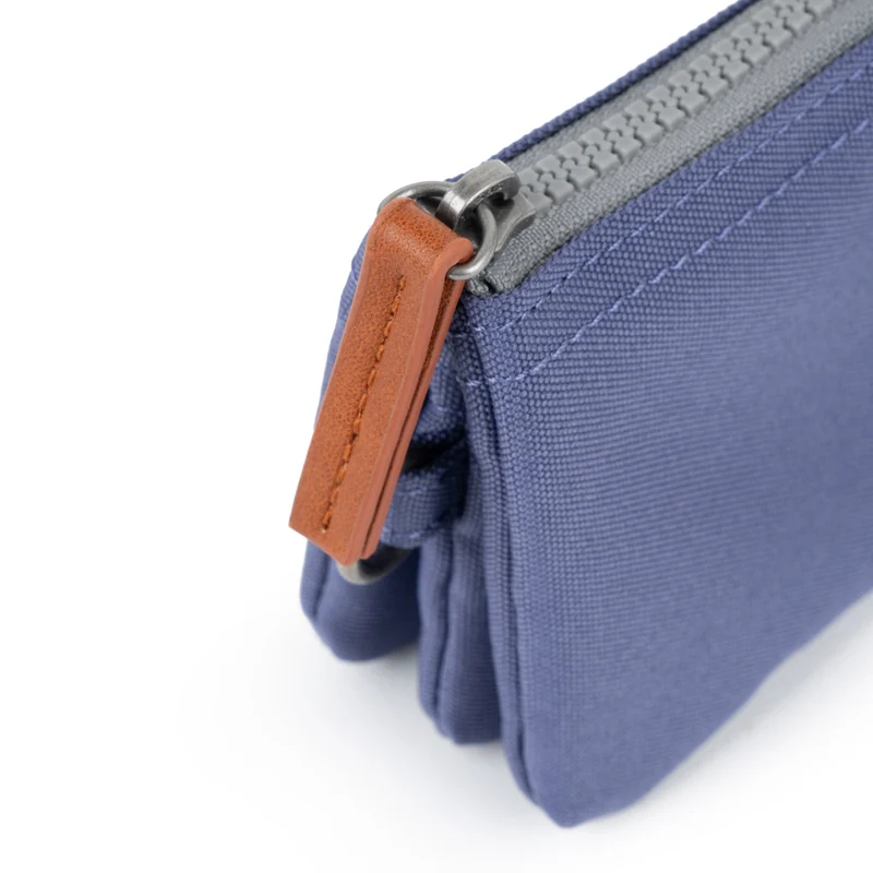 ROKA Carnaby Future Dusk Kleine Handtasche aus recyceltem Canvas