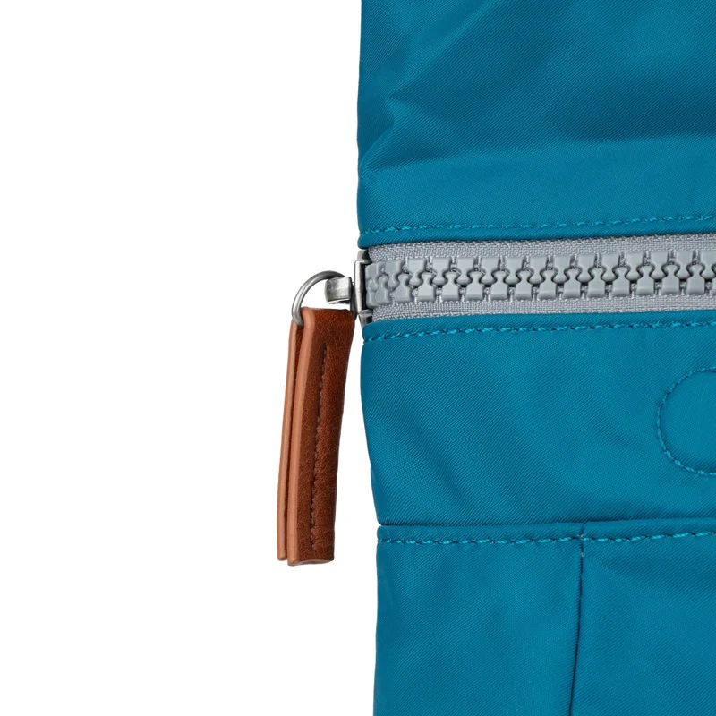 ROKA Canfield B Sapphire Kleine Tasche aus recyceltem Nylon
