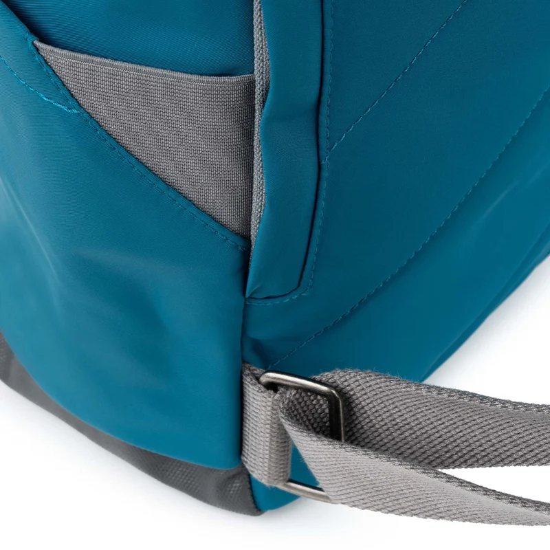 ROKA Canfield B Sapphire Kleine Tasche aus recyceltem Nylon