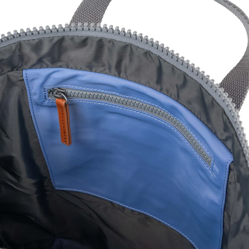ROKA Canfield B Jacaranda Kleine Tasche aus recyceltem Nylon
