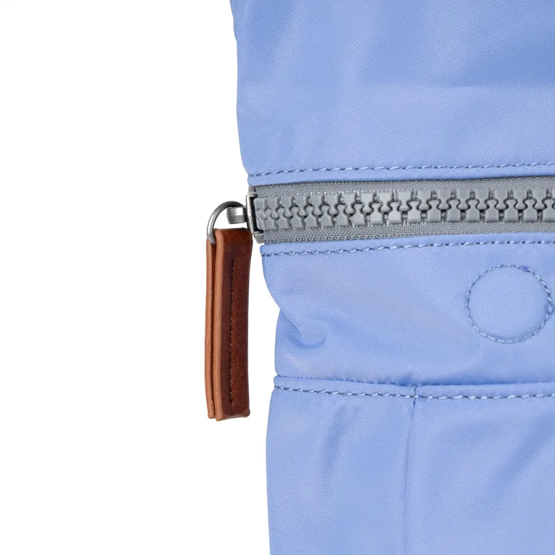 ROKA Canfield B Jacaranda Kleine Tasche aus recyceltem Nylon