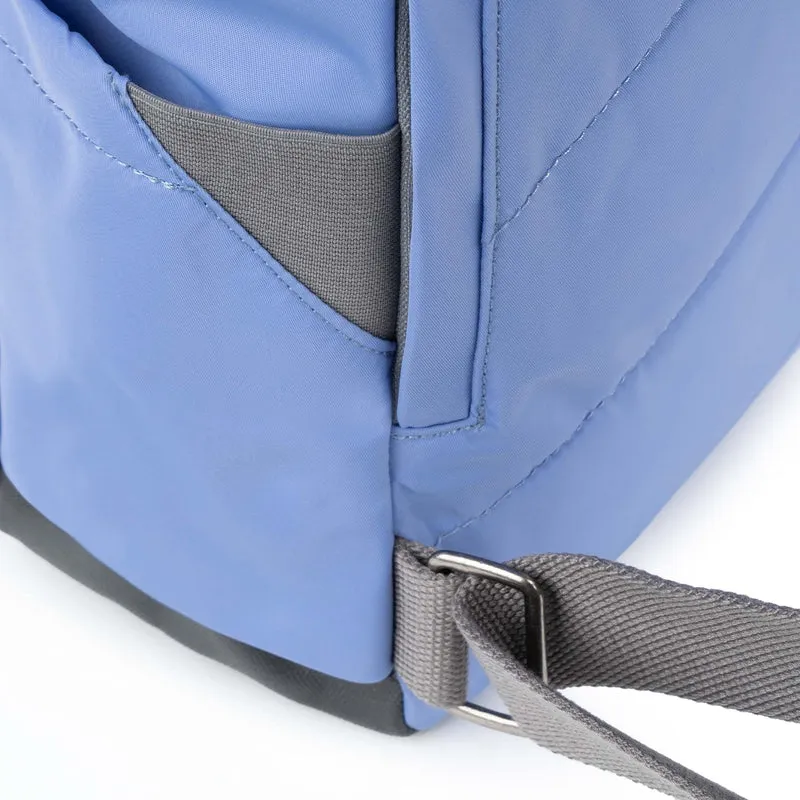 ROKA Canfield B Jacaranda Kleine Tasche aus recyceltem Nylon