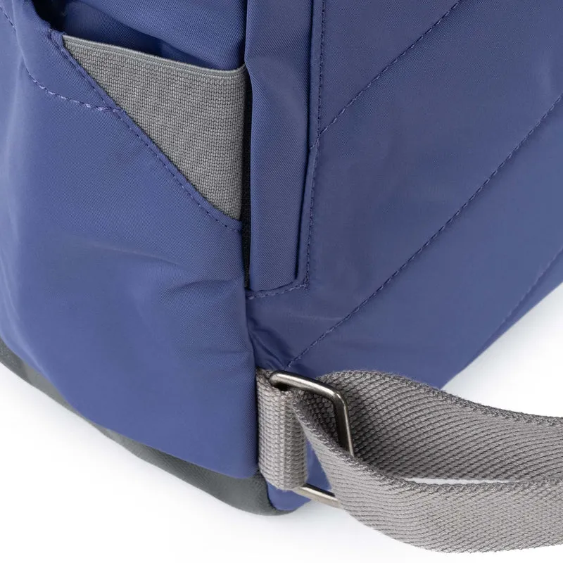 ROKA Canfield B Indigo Kleine Tasche aus recyceltem Nylon