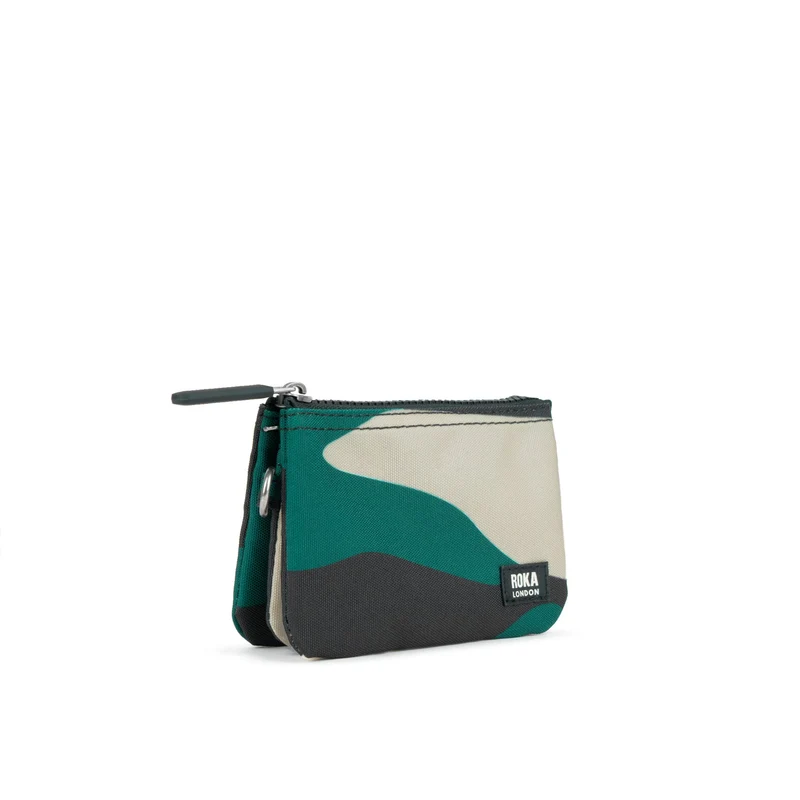 ROKA Carnaby Kleine Handtasche aus recyceltem Canvas mit Tarnmuster von Urban Rose