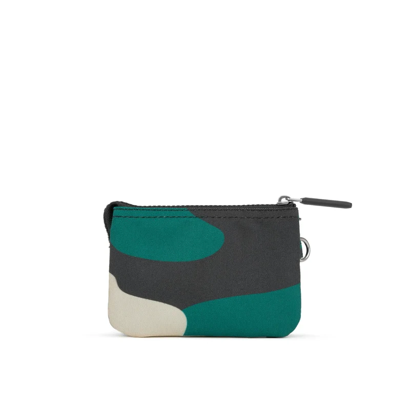 ROKA Carnaby Kleine Handtasche aus recyceltem Canvas mit Tarnmuster von Urban Rose