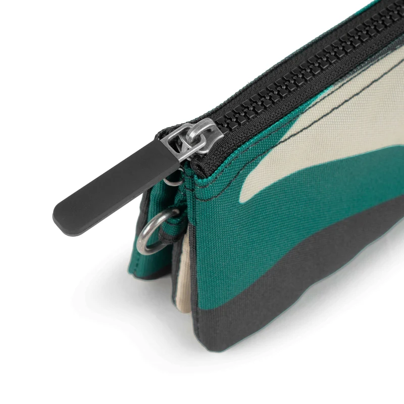 ROKA Carnaby Kleine Handtasche aus recyceltem Canvas mit Tarnmuster von Urban Rose