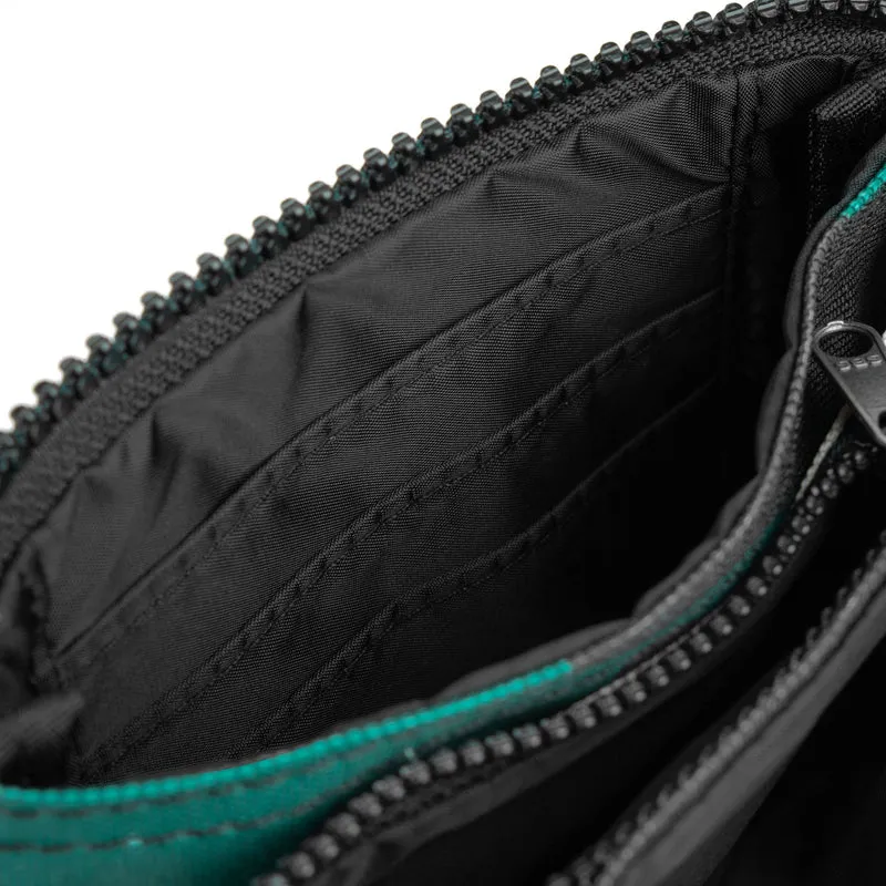 ROKA Carnaby Kleine Handtasche aus recyceltem Canvas mit Tarnmuster von Urban Rose