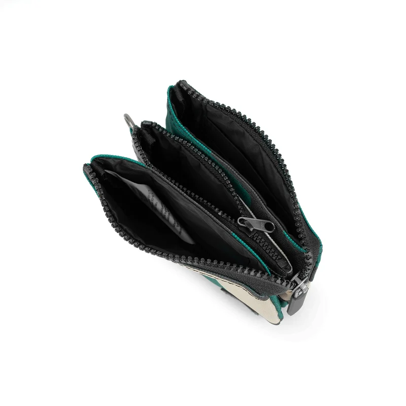 ROKA Carnaby Kleine Handtasche aus recyceltem Canvas mit Tarnmuster von Urban Rose