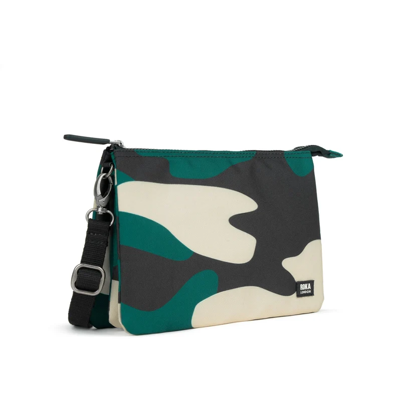 ROKA Carnaby Crossbody XL Urban Rose Camo Tasche aus recyceltem Canvas