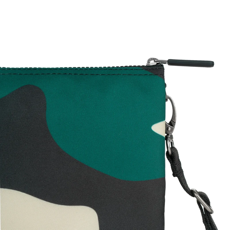 ROKA Carnaby Crossbody XL Urban Rose Camo Tasche aus recyceltem Canvas
