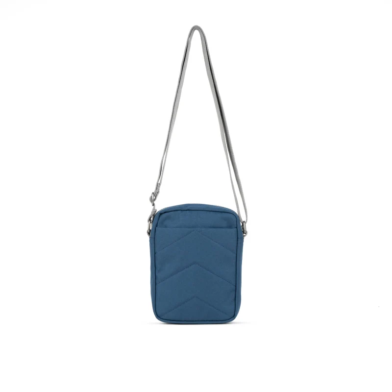 ROKA Bond Dunkelblaue Tasche aus recyceltem Canvas