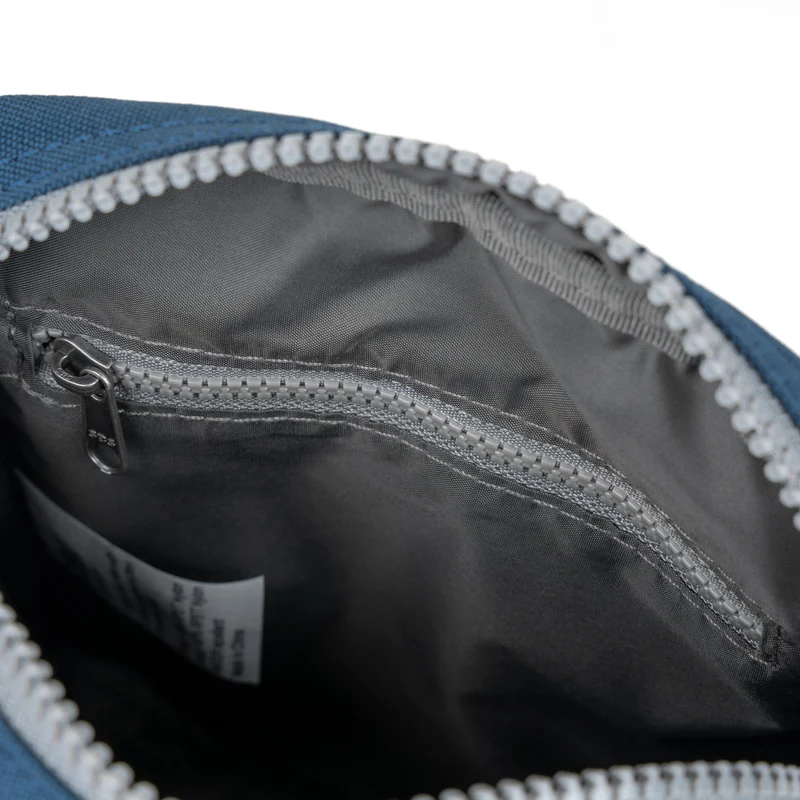 ROKA Bond Dunkelblaue Tasche aus recyceltem Canvas