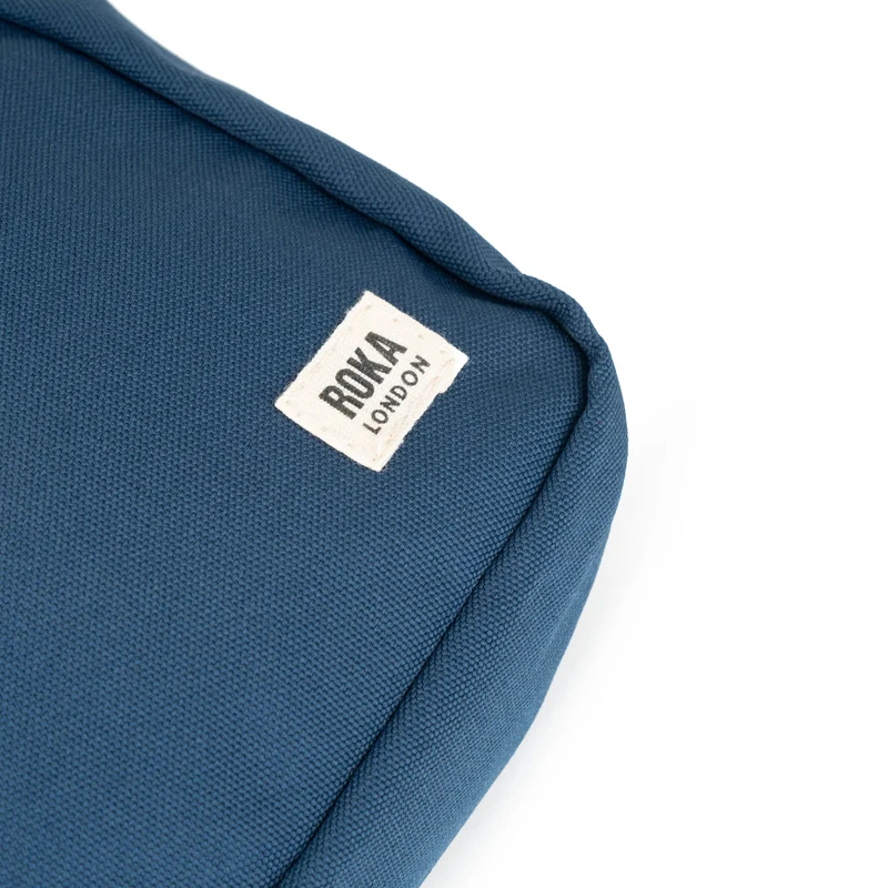 ROKA Bond Dunkelblaue Tasche aus recyceltem Canvas