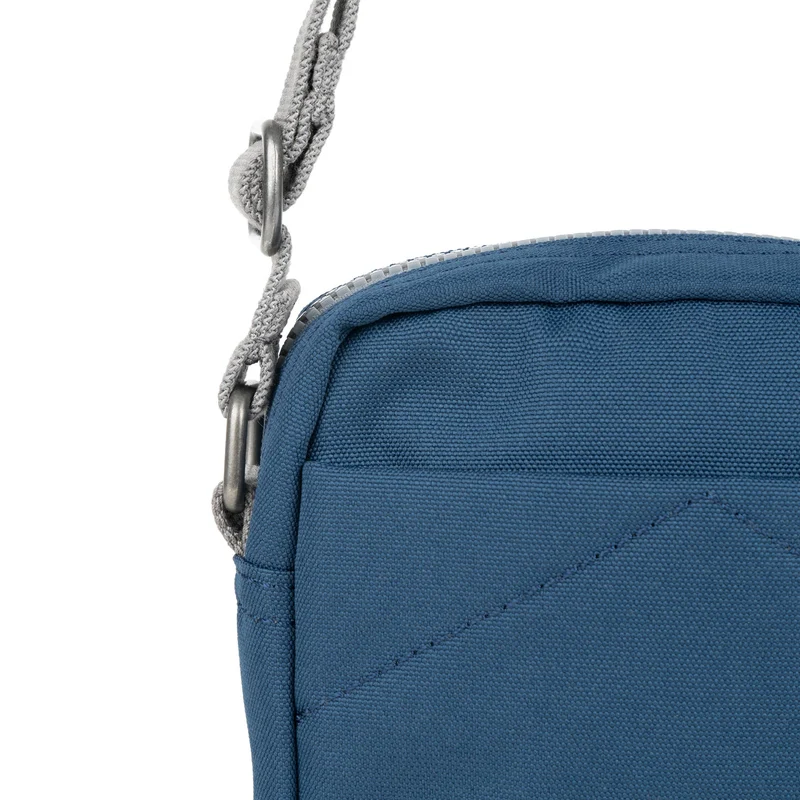 ROKA Bond Dunkelblaue Tasche aus recyceltem Canvas