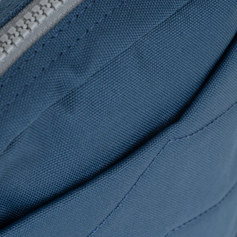 ROKA Bond Dunkelblaue Tasche aus recyceltem Canvas