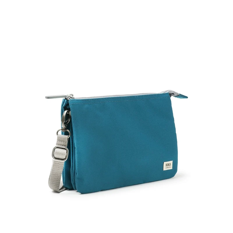 ROKA Carnaby Crossbody Marine XL Tasche aus recyceltem Canvas