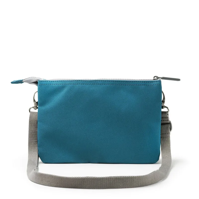 ROKA Carnaby Crossbody Marine XL Tasche aus recyceltem Canvas
