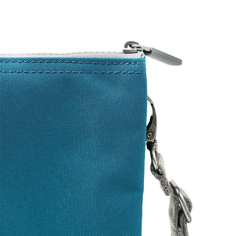 ROKA Carnaby Crossbody Marine XL Tasche aus recyceltem Canvas