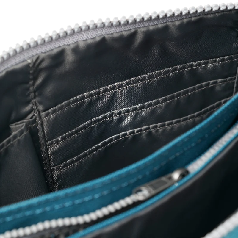 ROKA Carnaby Crossbody Marine XL Tasche aus recyceltem Canvas
