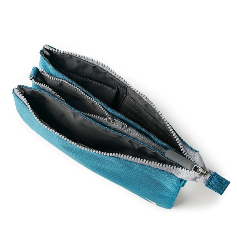 ROKA Carnaby Crossbody Marine XL Tasche aus recyceltem Canvas