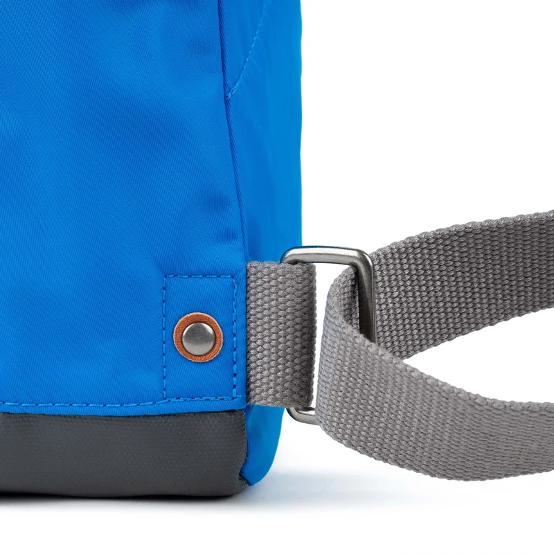 ROKA Bantry B Neonblaue kleine Tasche aus recyceltem Nylon