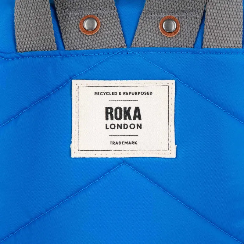 ROKA Bantry B Neonblaue kleine Tasche aus recyceltem Nylon