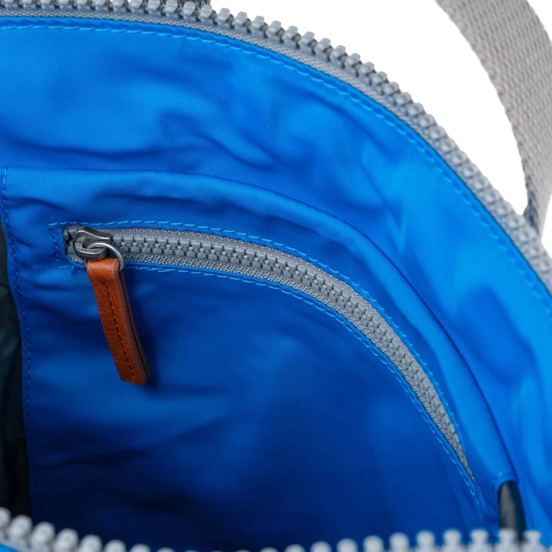 ROKA Bantry B Neonblaue kleine Tasche aus recyceltem Nylon