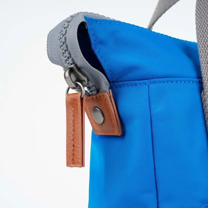 ROKA Bantry B Neonblaue kleine Tasche aus recyceltem Nylon