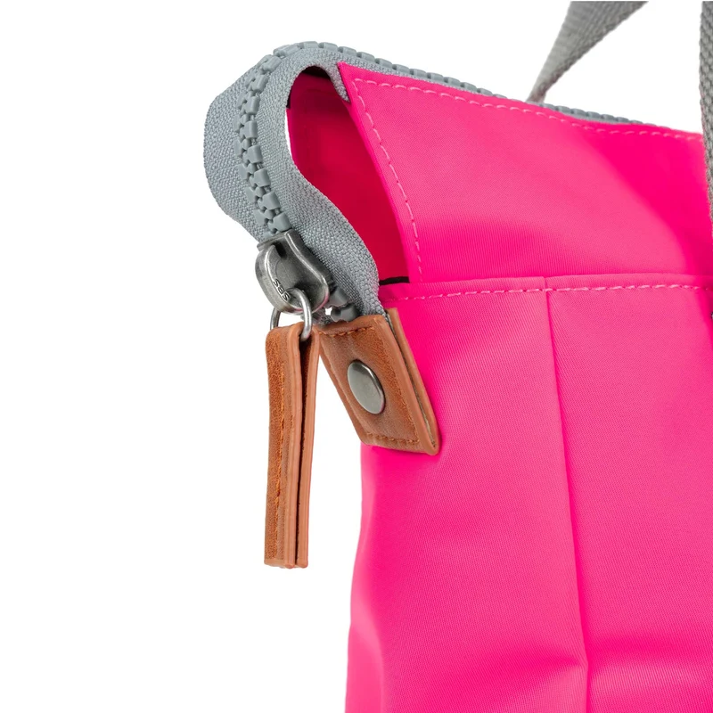 ROKA Bantry B Neon Pink Kleine Tasche aus recyceltem Nylon