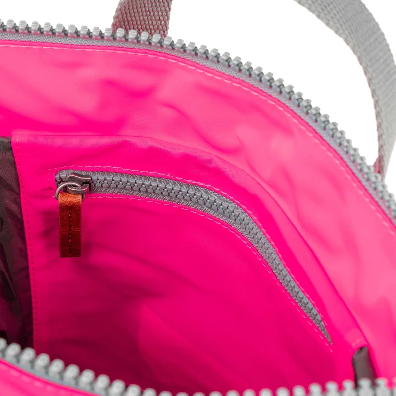 ROKA Bantry B Neon Pink Kleine Tasche aus recyceltem Nylon