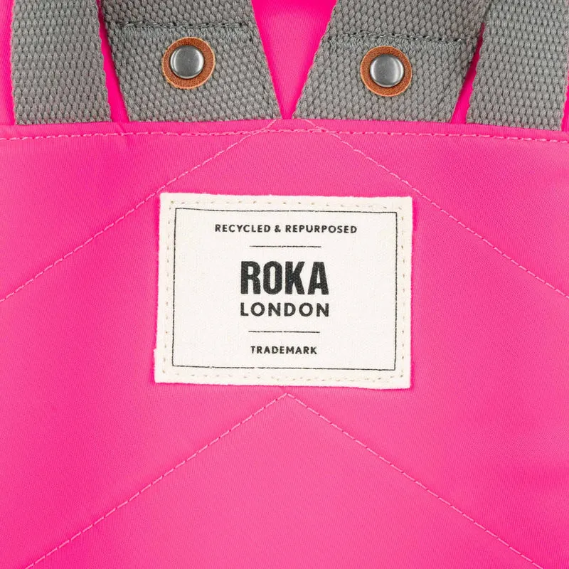 ROKA Bantry B Neon Pink Kleine Tasche aus recyceltem Nylon