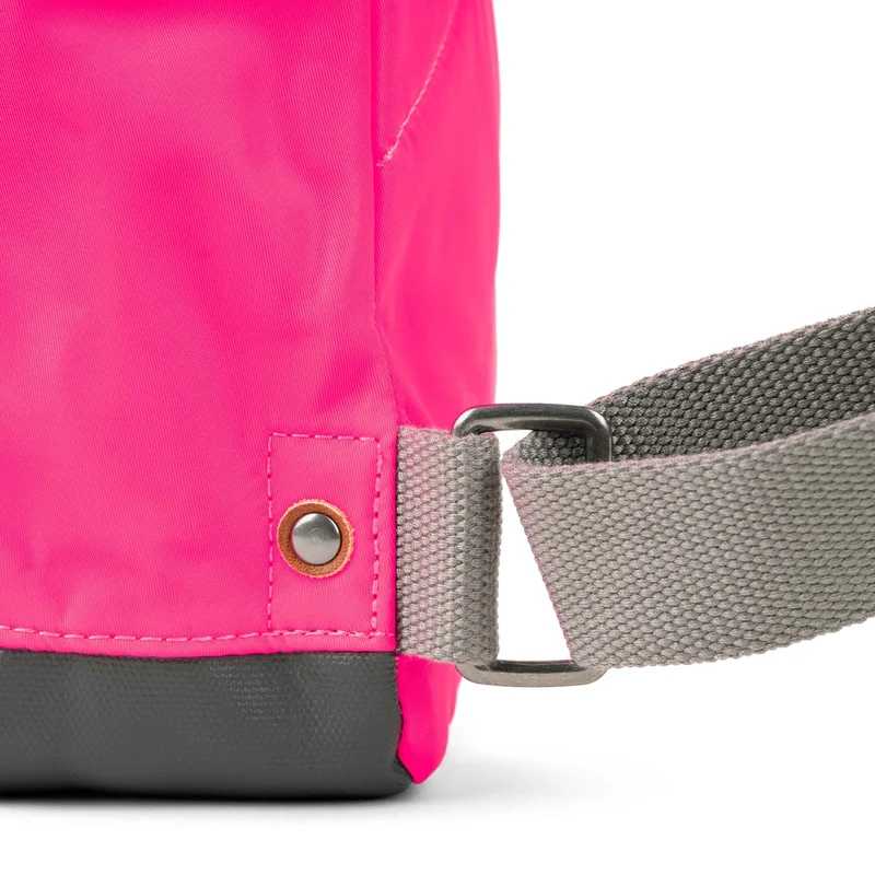 ROKA Bantry B Neon Pink Kleine Tasche aus recyceltem Nylon
