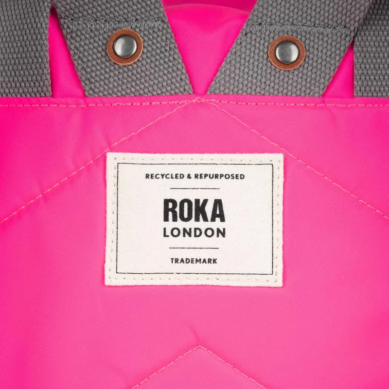 ROKA Canfield B Neon Pink Kleine Tasche aus recyceltem Nylon