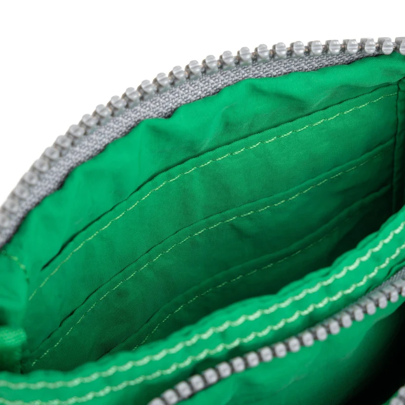 ROKA Carnaby Kleine Geldbörse aus recyceltem Taslon von Amazon