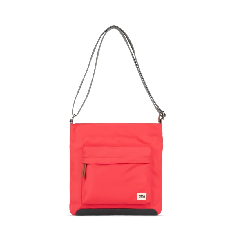 ROKA Kennington B Mittelgroße Tasche aus recyceltem Nylon - Mohnrot