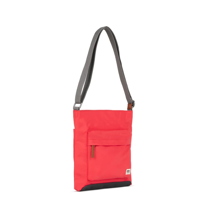 ROKA Kennington B Mittelgroße Tasche aus recyceltem Nylon - Mohnrot
