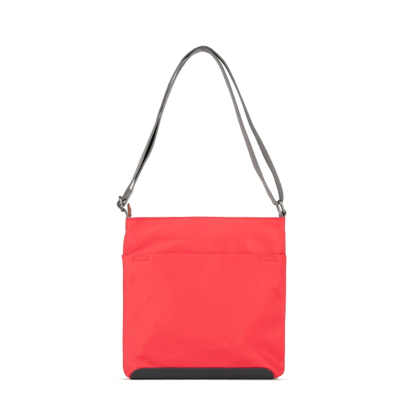 ROKA Kennington B Mittelgroße Tasche aus recyceltem Nylon - Mohnrot