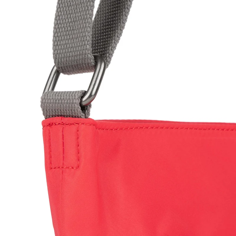 ROKA Kennington B Mittelgroße Tasche aus recyceltem Nylon - Mohnrot