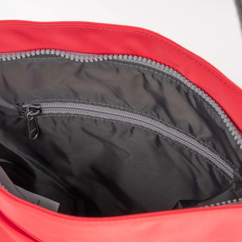 ROKA Kennington B Mittelgroße Tasche aus recyceltem Nylon - Mohnrot