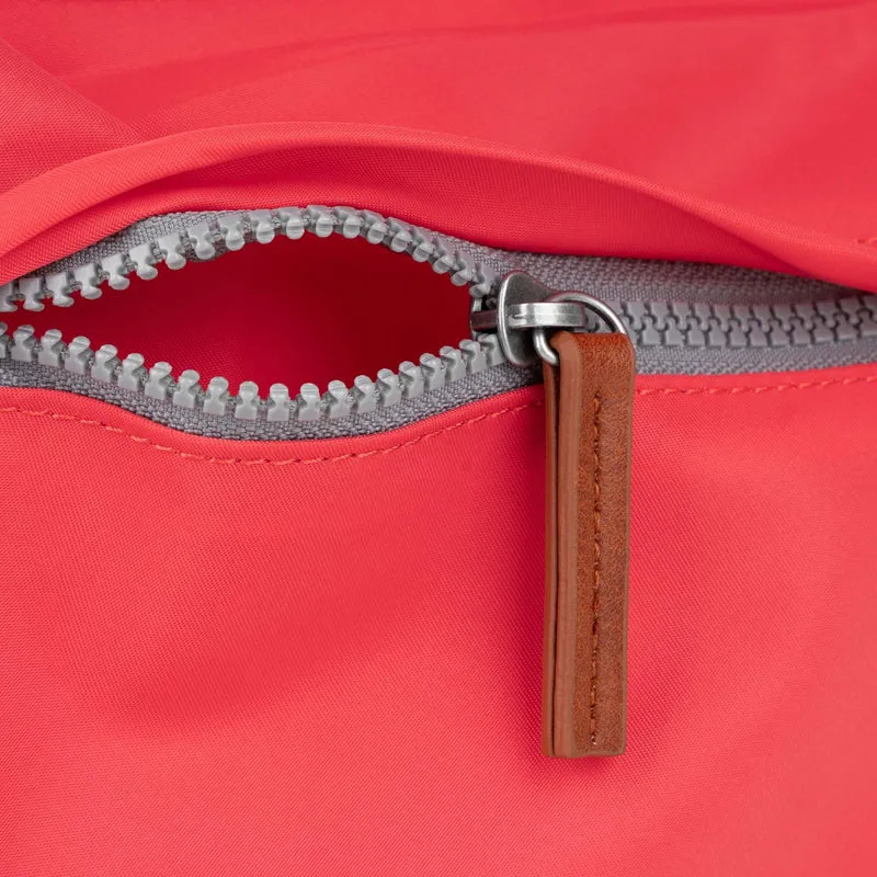 ROKA Kennington B Mittelgroße Tasche aus recyceltem Nylon - Mohnrot