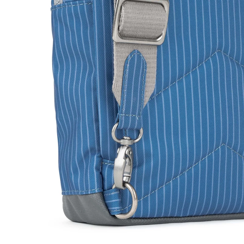 ROKA Willesden Große Tasche aus recyceltem Canvas mit mittlerer Waschung aus Denim von B