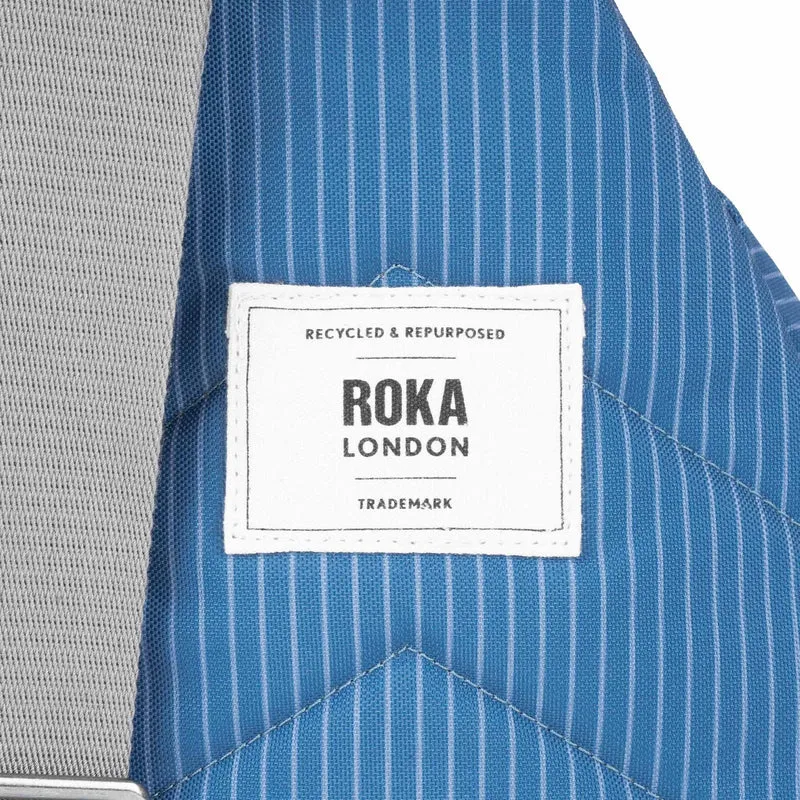 ROKA Willesden Große Tasche aus recyceltem Canvas mit mittlerer Waschung aus Denim von B