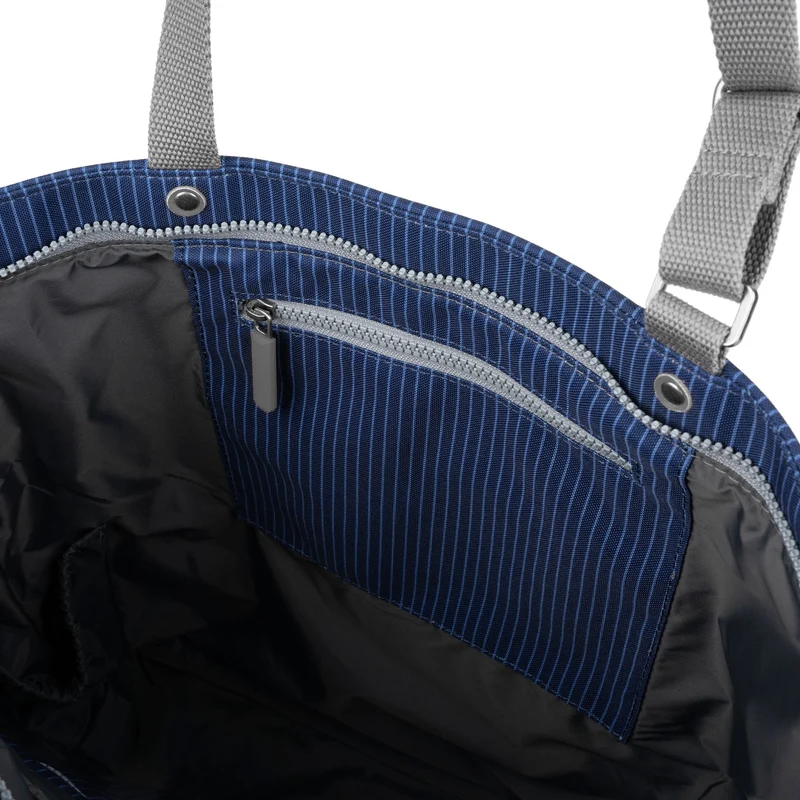 ROKA Trafalgar B Tasche aus recyceltem Canvas - Dark Wash Denim
