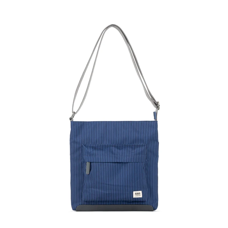 ROKA Kennington Mittelgroße Tasche aus recyceltem Canvas – Dunkelblauer Denim