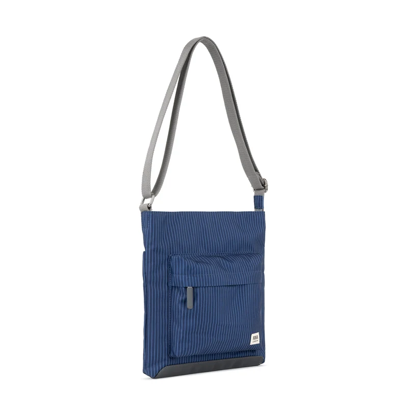 ROKA Kennington Mittelgroße Tasche aus recyceltem Canvas – Dunkelblauer Denim