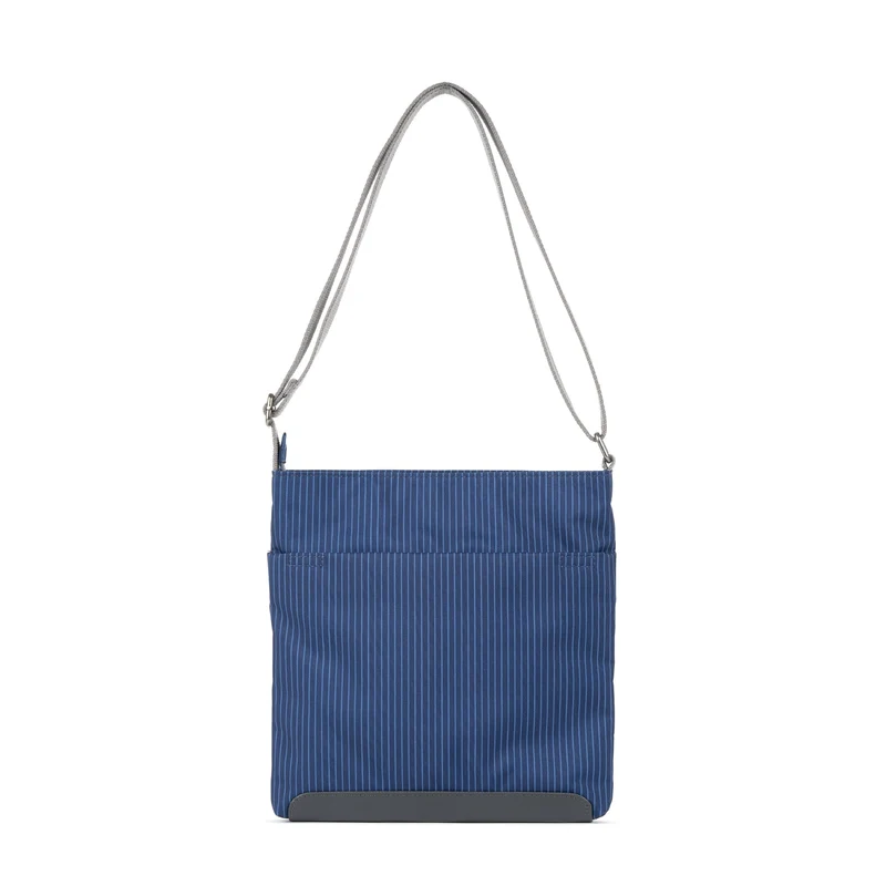 ROKA Kennington Mittelgroße Tasche aus recyceltem Canvas – Dunkelblauer Denim