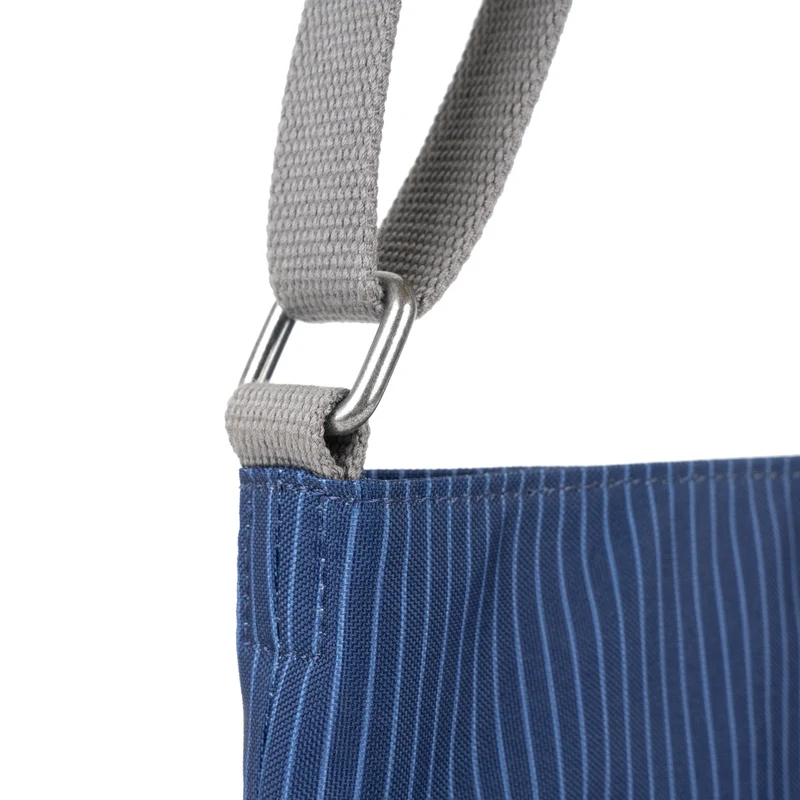 ROKA Kennington Mittelgroße Tasche aus recyceltem Canvas – Dunkelblauer Denim