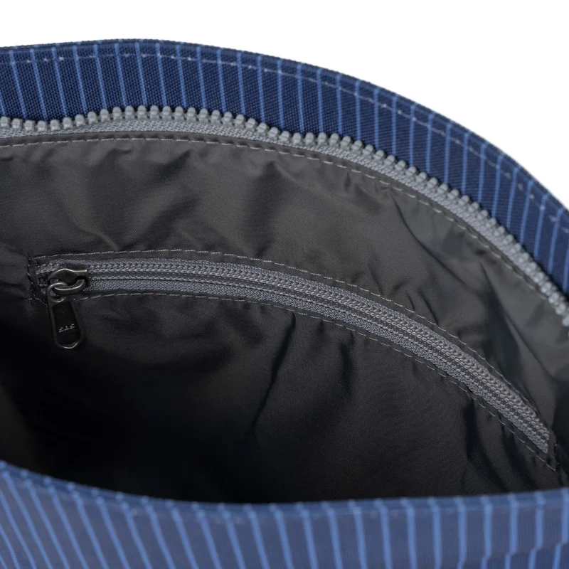 ROKA Kennington Mittelgroße Tasche aus recyceltem Canvas – Dunkelblauer Denim
